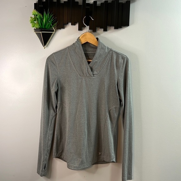 Old navy active semi fitted long sleeve top size small, running - Picture 1 of 8